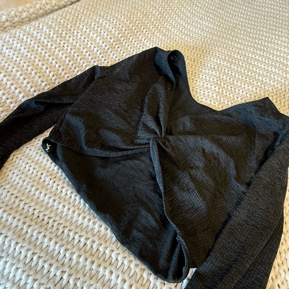 JoyLab Black Onyx Seamless long sleeved twist front top